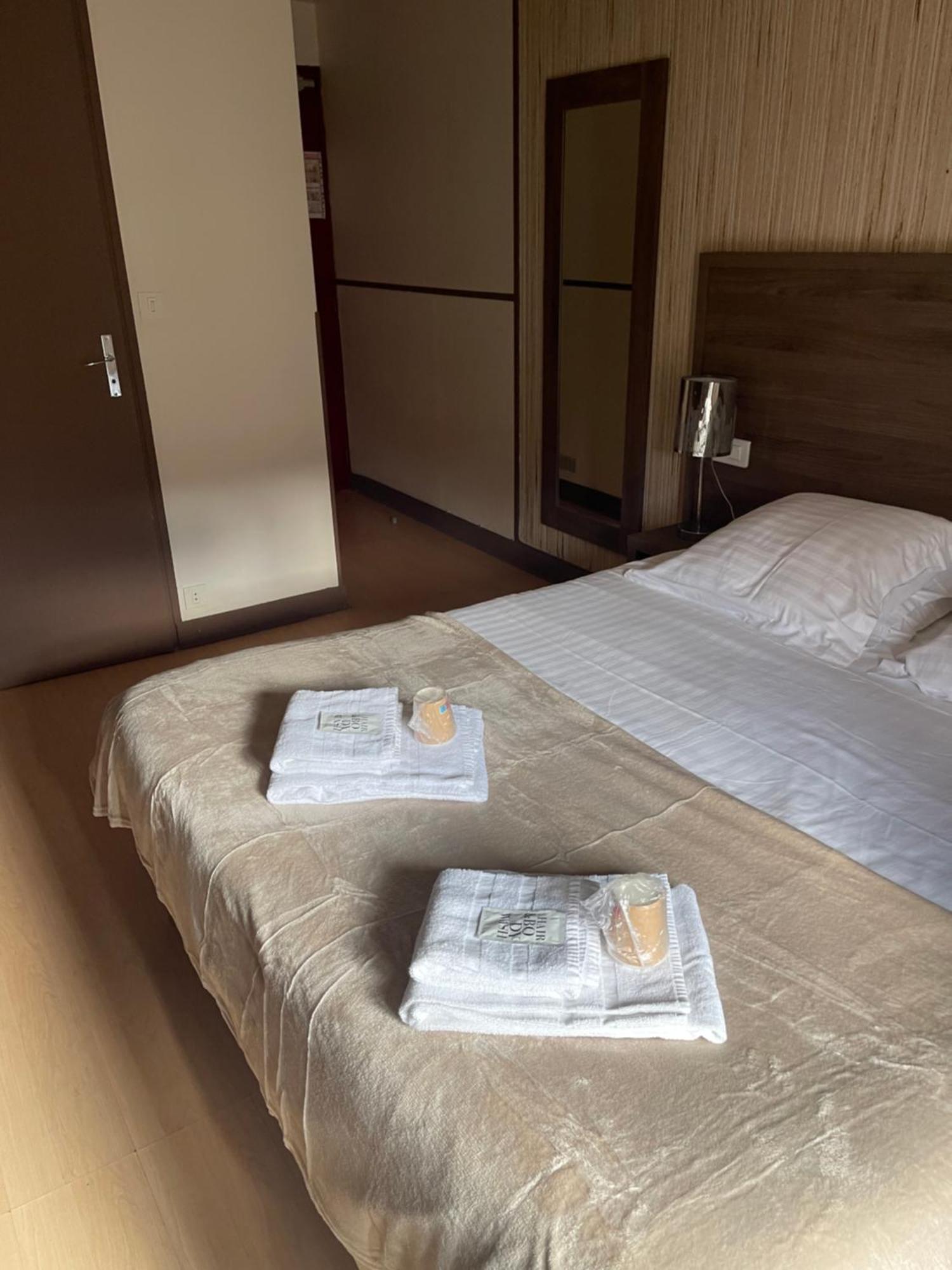 Hotel Du Commerce سيمور-إن-اوكسيوس المظهر الخارجي الصورة